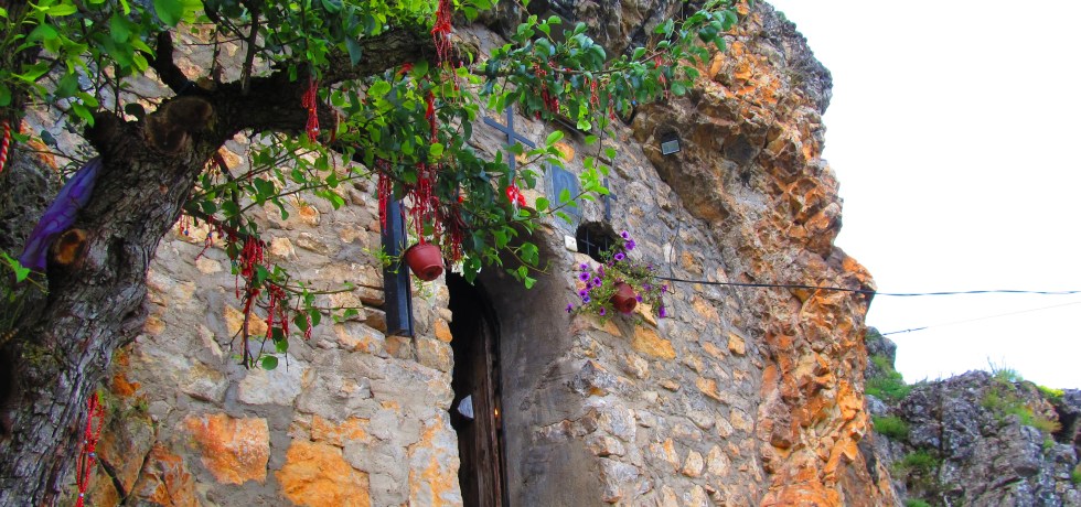 Трън, скален параклис, чудеса, Света Петка