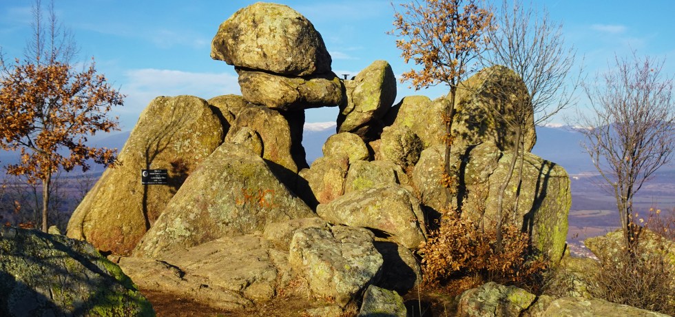 Бузовград, мегалит, Вратата на Богинята Майка, траки,